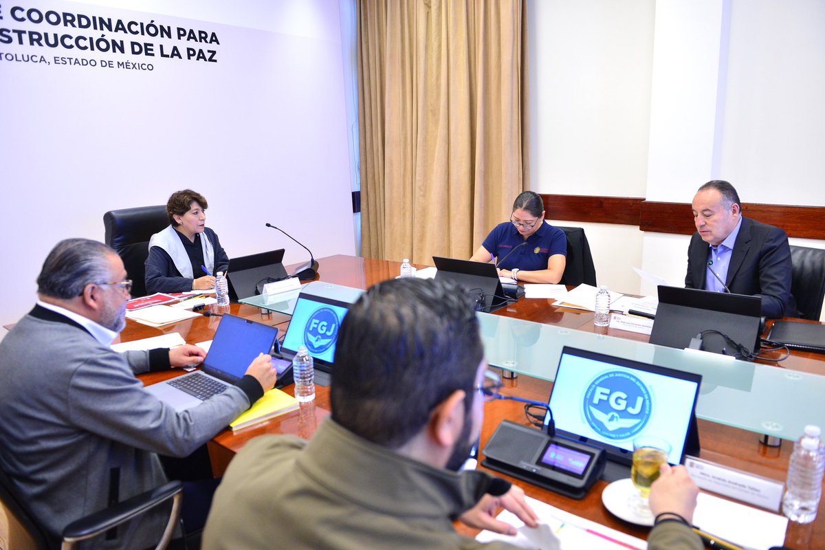 delfinagomeza's tweet image. En la Mesa de Coordinación para la Construcción de la Paz revisamos las estrategias que permitan avanzar hacia un #EstadoDeMéxico más seguro. El trabajo en equipo es esencial para lograr objetivos. Tengan todos un excelente martes.