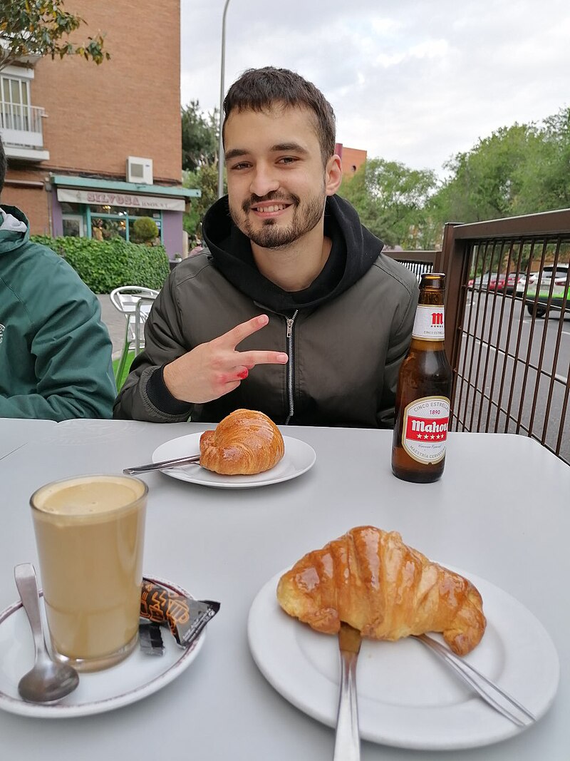 Viquipedia's tweet image. [Nou article]

Carlos Pérez Moreno (Algarrobo, 13 de juny de 1998) és el nom real d'un altre agent de la policia espanyola infiltrat en moviments socials i antifeixistes.

S'immergí en espais assemblearis de Madrid amb el nom «Juan Carlos Pérez Romero».

ca.wikipedia.org/wiki/Carlos_Pé…