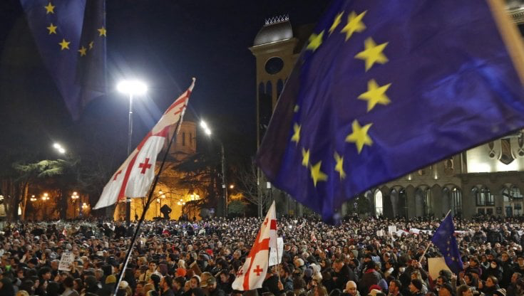 #Tbilisi #GeorgiaProtests 
La protesta contro la legge russa continua davanti al Parlamento georgiano, con i manifestanti che esibiscono sia la bandiera europea che quella della Georgia in segno di libertà. 
Nonostante la violenta repressione della polizia, non intendono fermarsi