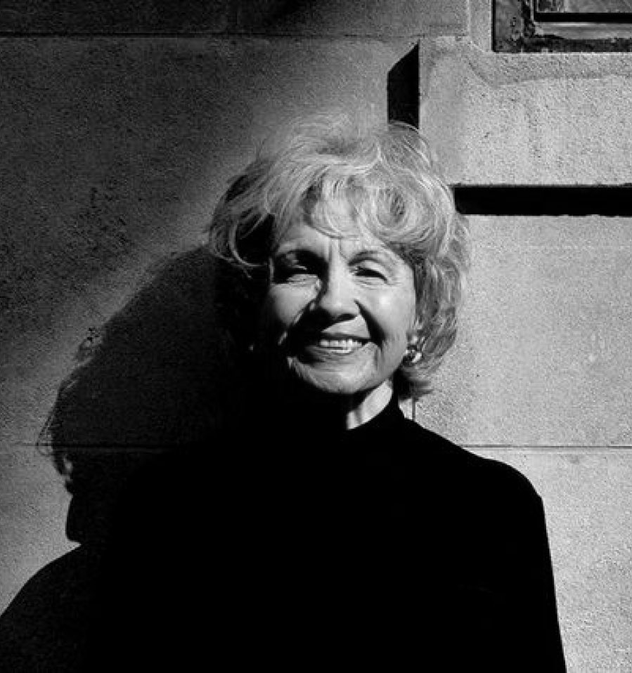 Acabem de saber que ha mort Alice Munro. Si no l’heu llegida, us espera un continent per explorar. Podeu començar pel conte ‘Nit’, del seu últim llibre, ‘Estimada vida’. Nosaltres el durem sempre a la memòria com un record propi. vilaweb.cat/noticia/409623…