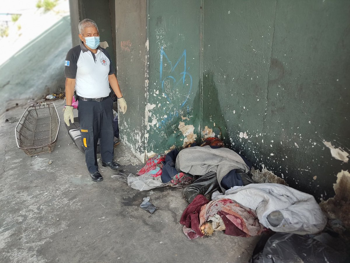 Se localiza el cuerpo de un hombre en estado de descomposición, por lo que se da aviso a las autoridades para los trámites de rigor, el cuerpo fue localizado en la parte baja del puente Jorge Surque, zona 2 de Mixco. 
#CVBalServicio