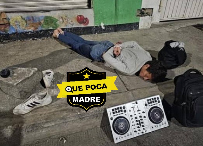 QuePocaMadreMex's tweet image. EN EL ACTO ⚠ RATA FINGE DESMAYO PARA QUE LO SOLTARAN 🐀😡🚓

🟡La tarde de ayer vecinos de la colonia Lomas de Ahuatlán, en #Cuernavaca, #Morelos, sorprendieron a un sujeto que pretendía, por segunda ocasión, entrar a #robar en una casa; sin embargo, fue atrapado, sometido y…