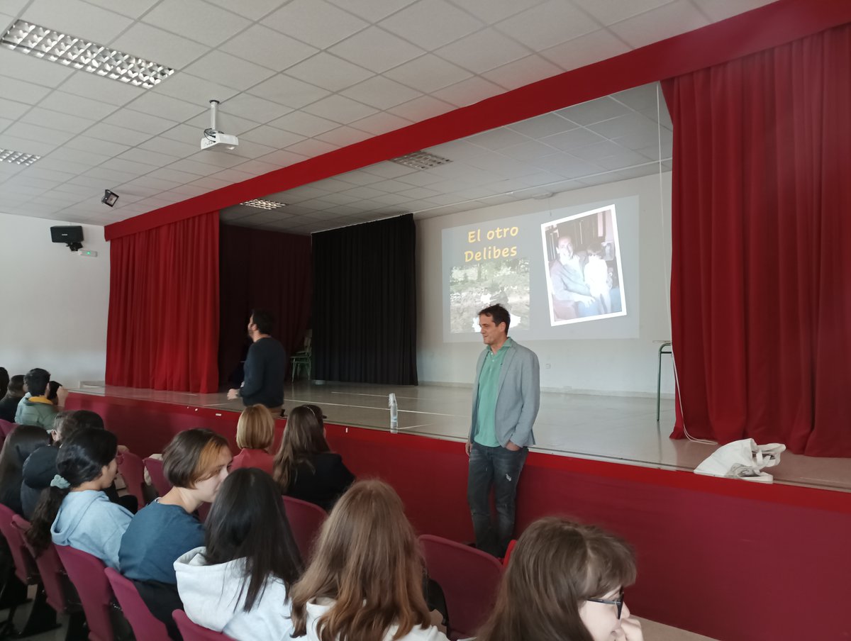 Sara Sánchez Muñoz (@sslaregenta) on Twitter photo El alumnado del <a href="/ies_santayana/">IES Jorge Santayana</a> ha conocido esta mañana facetas personales del escritor Miguel Delibes,de la mano de su nieto Germán <a href="/MiguelFundacion/">Fundación Miguel Delibes-Oficial</a> <a href="/Hoy_Libro/">¡Hoy Libro!</a> <a href="/educacyl/">Educación JCyL</a> en una amena charla literaria y familiar. El alumnado del <a href="/ies_santayana/">IES Jorge Santayana</a> ha conocido esta mañana facetas personales del escritor Miguel Delibes,de la mano de su nieto Germán <a href="/MiguelFundacion/">Fundación Miguel Delibes-Oficial</a> <a href="/Hoy_Libro/">¡Hoy Libro!</a> <a href="/educacyl/">Educación JCyL</a> en una amena charla literaria y familiar.