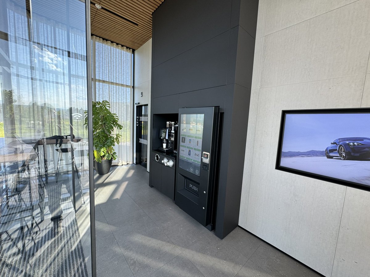 Hello again from the @Porsche charging lounge in Bingen! This site has now been upgraded with the @alpitronic HYC400 units with dedicated 400kW charging power for each parking spot. I’m just topping up the Taycan on the 22kW AC units while I prepare for a 1,000km run through