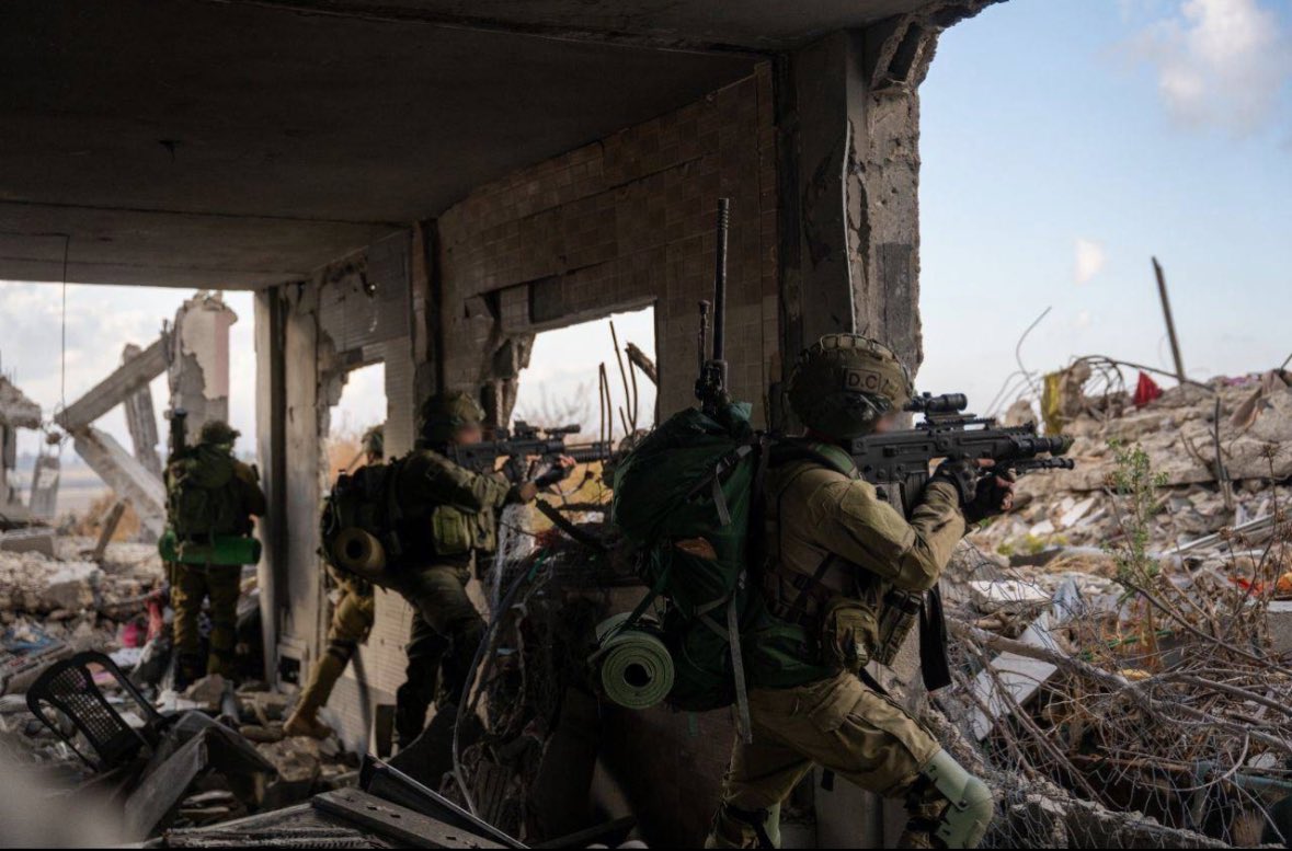 Cuatro soldados israelíes resultaron gravemente heridos hoy en Gaza. Tres del Batallón de Paracaidistas y uno de la Brigada Givati. Están recibiendo tratamiento médico.