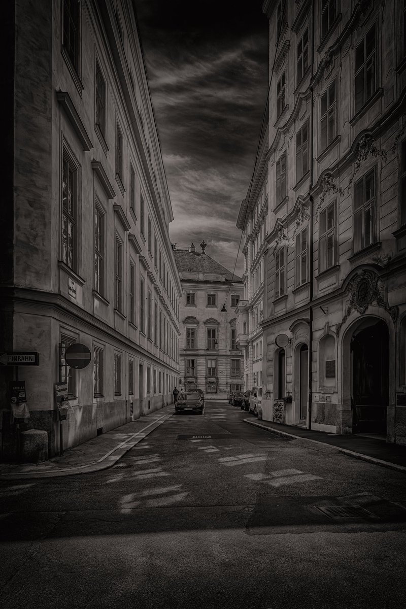#Wien #blackandwhitephotography #MONOCHROME #PhotographyIsArt #bandw
Narrow streets of old Vienna. Stoß im Himmel is named after the family of a Hans Stoßimhimmel, who owned the house number 3. I hope that you have a nice day. Good night from Vienna 🇦🇹, see you tomorrow 😊🌹🙋🏼‍♂️
