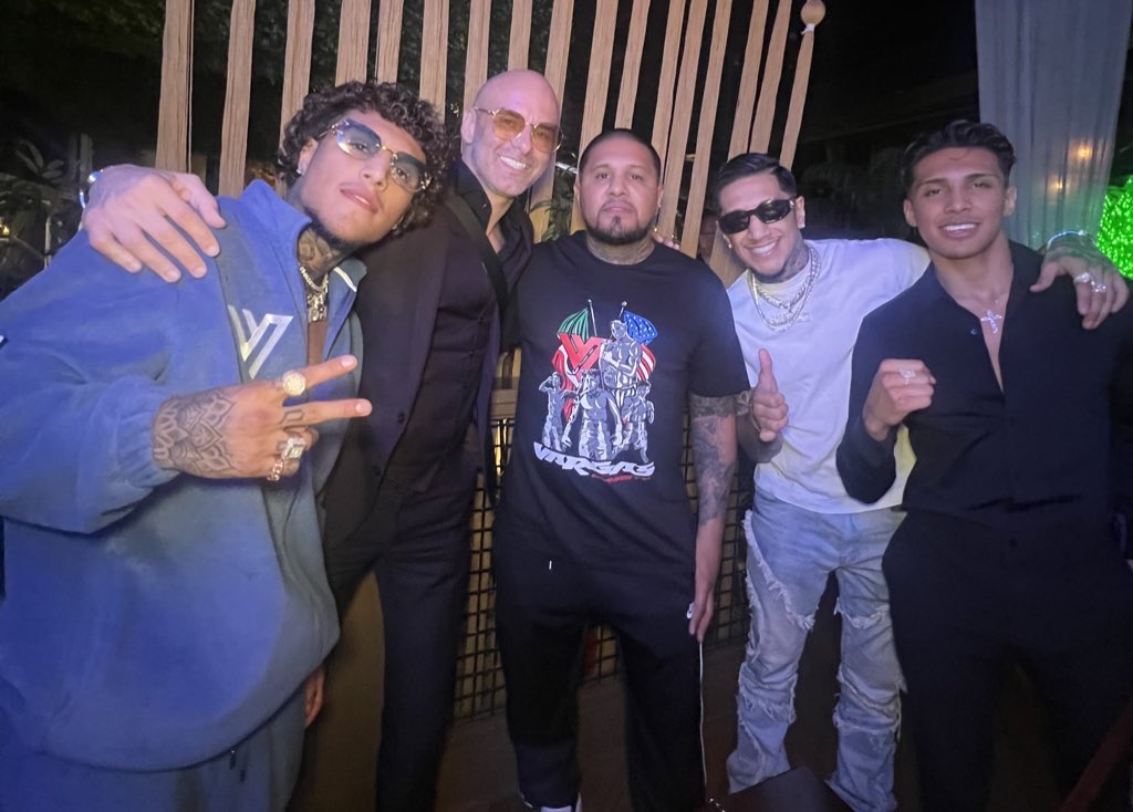Welcome to the family 🔥 Proud to represent the #VargasDynasty, 3 time world champion “Ferocious”  <a href="/_FernandoVargas/">FerozFernandoVargas</a> and his 3
fighting sons 🥊 What a #LEGACY 🏆 Amped up for <a href="/emilianofvargas/">Emiliano Vargas</a> fight this weekend in San Diego <a href="/TopRankPR/">Top Rank PR</a>