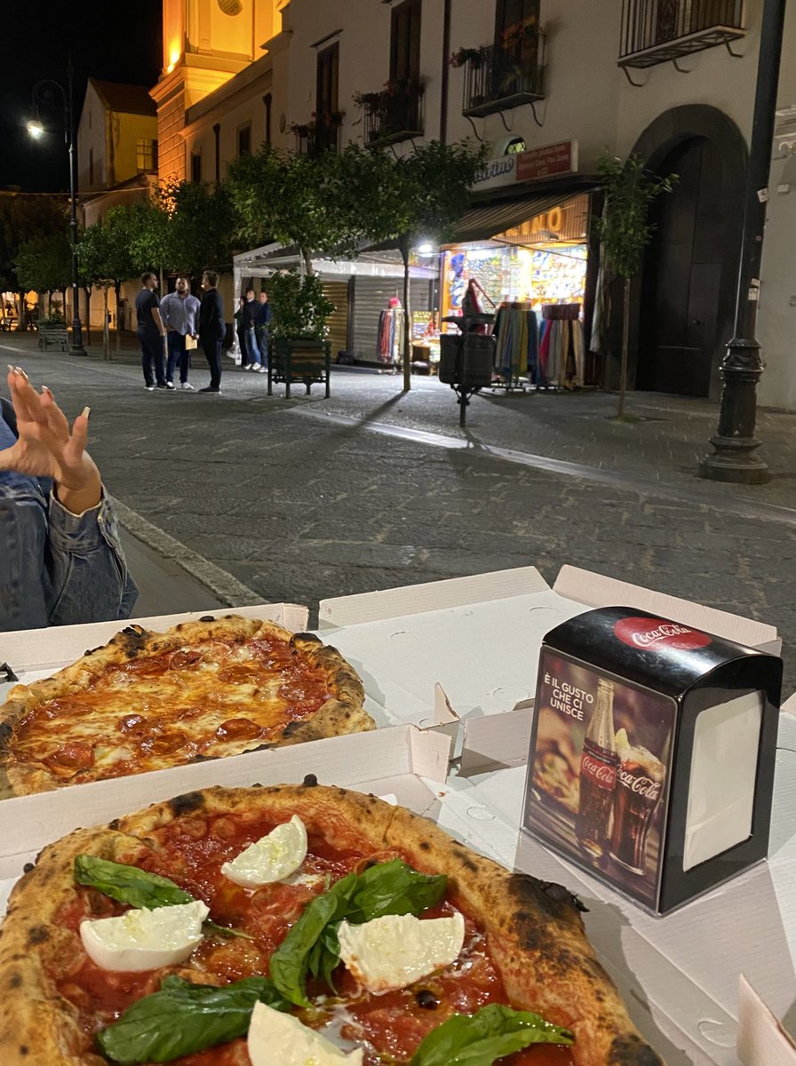 This pic just reminded me of the pizza I had in Sorrento Italy and… i need it
