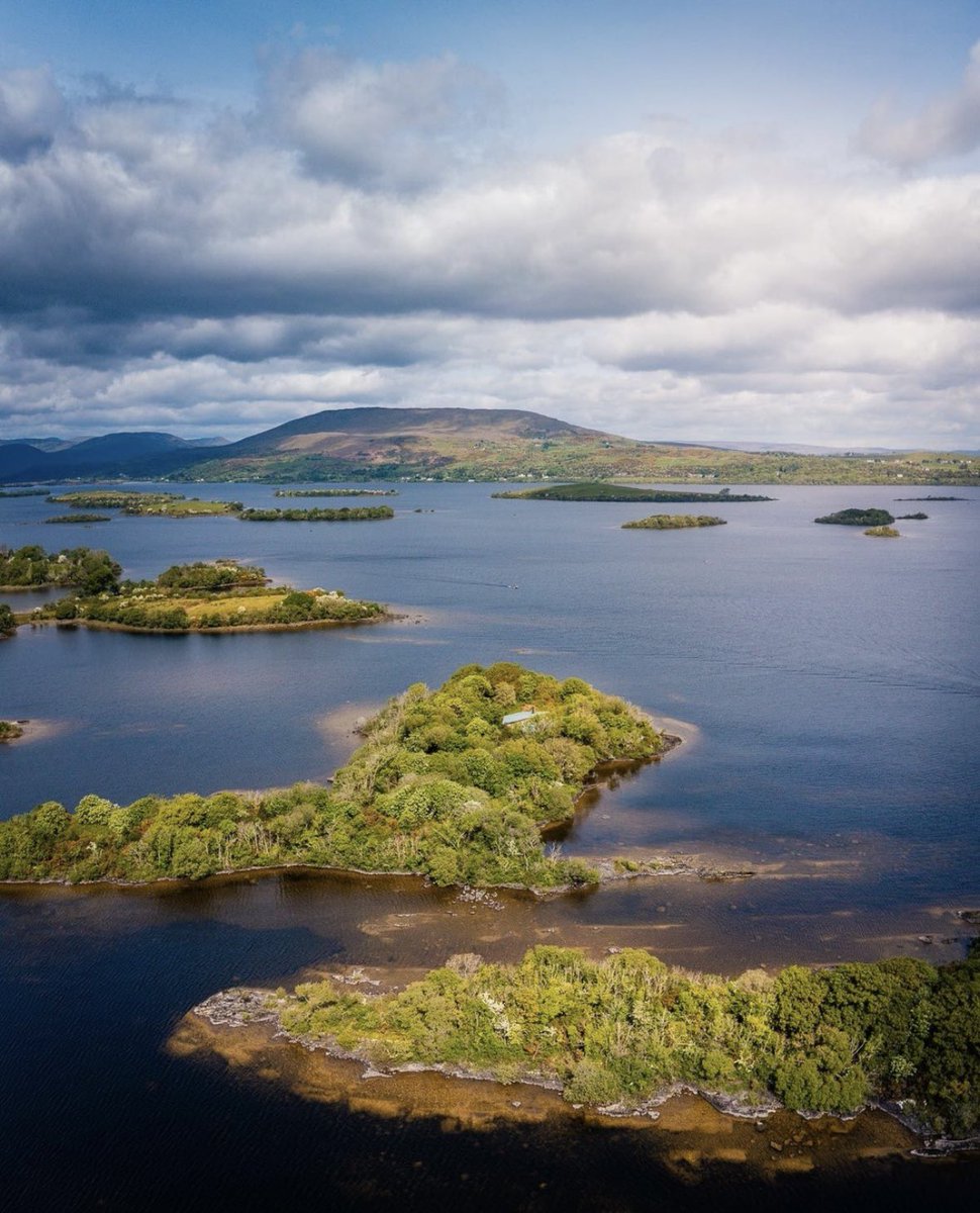 Lough Corrib dotted with tiny islands but does anyone know how many? 🏝️🚣🏻🌤️

#LoveGalway #WildAtlanticWay 
📸 ig/jamesatruett