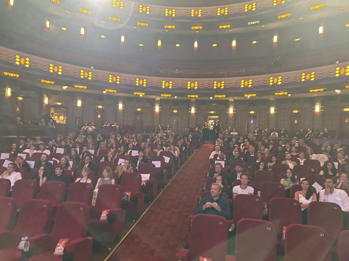 Hosting a #filmpremiere onstage in #Tuschinki #Amsterdam: joyous. And I’m in the film: priceless. #krazyhouse with #nickfrost & #aliciasilverstone #gregshapiro #dutch #dutchfilm #leavingtrumpland #pepandgreg #howtobedutch #dutchamerican #boomchicago #netherlandssecond #climate