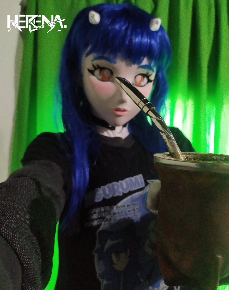 Proyecto_Herena's tweet photo. *Tomando un dulce Mate en silencio hasta que me di cuenta de tu presencia* 🧉
¿Quieres?... Eso si, te recomiendo limpiarlo ya que tiene un poco de mi saliva 😅
#animegao #animegaokigurumi #kigurumi #argentina #mate #matedulce https://t.co/c8t7QSqf0t