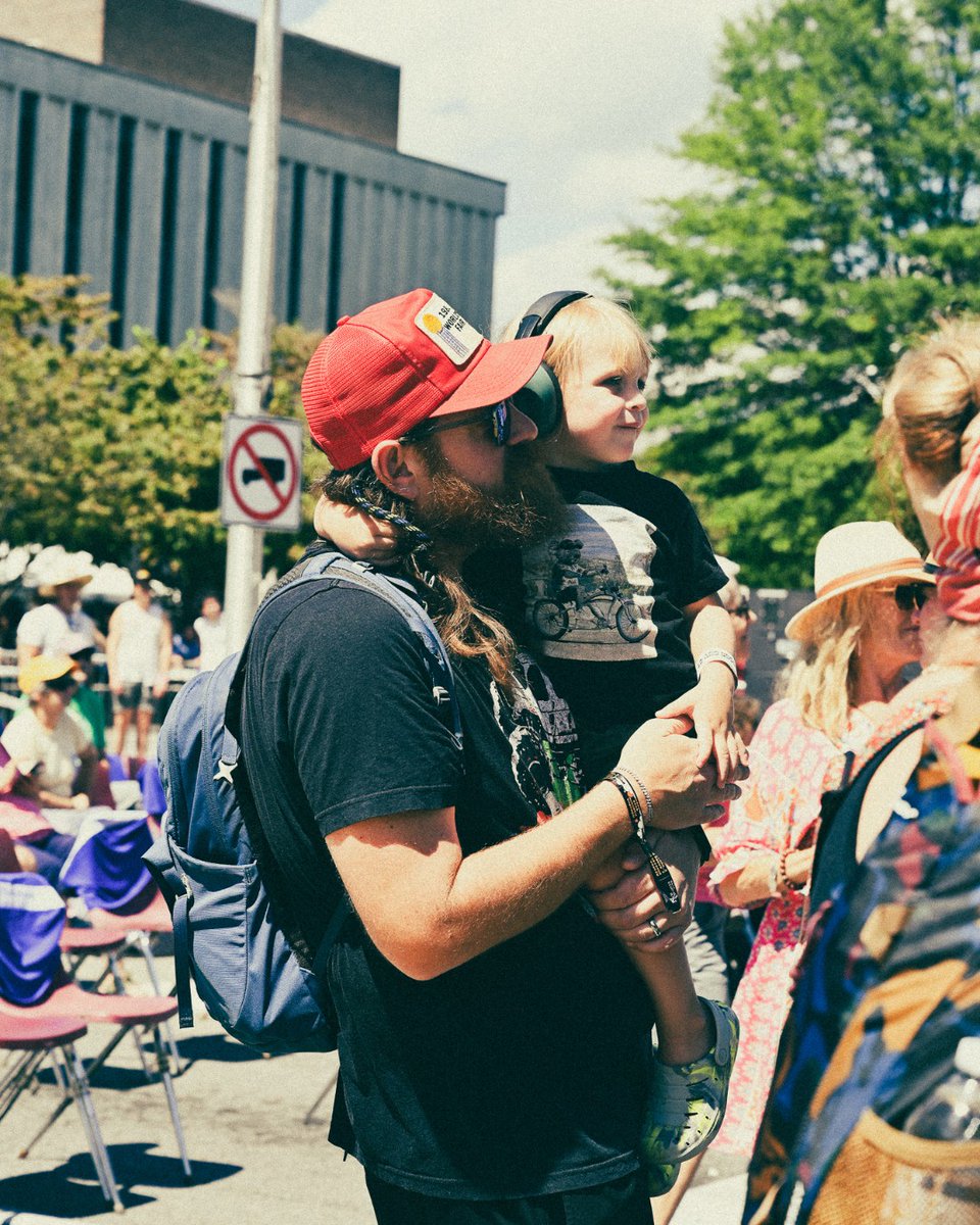 Start 'em young 🎶🤩 kids 12 and under are free 😉 📸: Hannah Laney #BristolRhythm #musicfestival