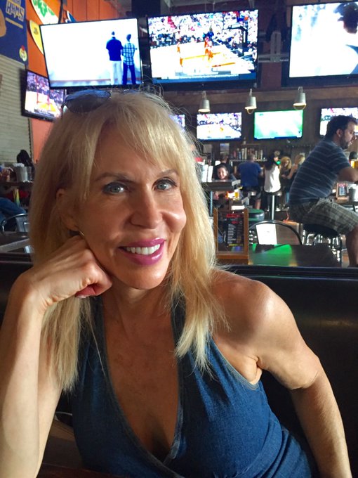 What was I doing on this day, eight years ago? I was in a sports bar, smiling.😀 Happy Throwback Tuesday<a href="/tag/throwbacktuesday"class="tags"><span>#throwbacktuesday</span></a><a href="/tag/funtime"class="tags"><span>#funtime</span></a><a href="/tag/throwbackmemories"class="tags"><span>#throwbackmemories</span></a>