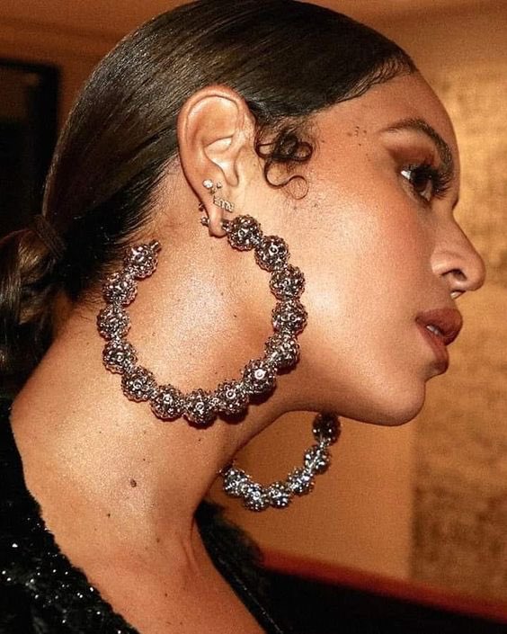 Beyoncé’s earrings a thread