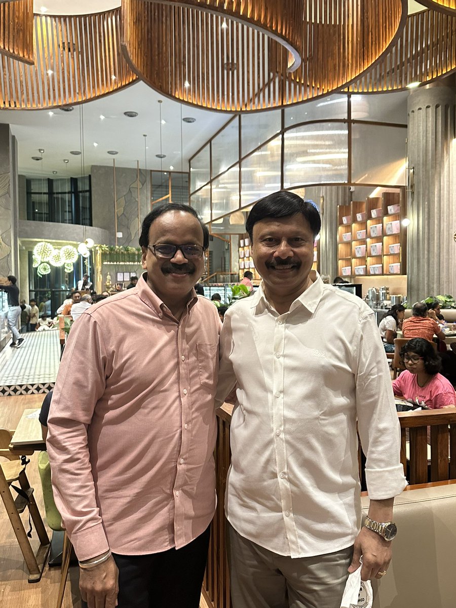 Dhananjayang's tweet photo. Memorable Birthday dinner with family at #NammaVeeduVasantaBhavan #VBWorld Anna Nagar. Fabulous variety of food, deserts with fantastic service by everyone. Thoroughly enjoyed.
Happy to meet #Ravi sir, the owner of this fabulous restaurant, who surprised me with a cake. Beautiful day with lovely people aroundπππ