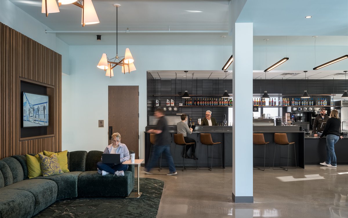 RedThreadSpaces's tweet image. #TransformationTuesday Spotlight: Aroma Joe’s Scarborough HQ ☕️

We&apos;re excited to share the relocation of Aroma Joe’s headquarters to 700 Technology Way in Scarborough! 🏢

📸: Ryan Bent Photography

#AromaJoesHQ #InnovationHub #WorkplaceDesign