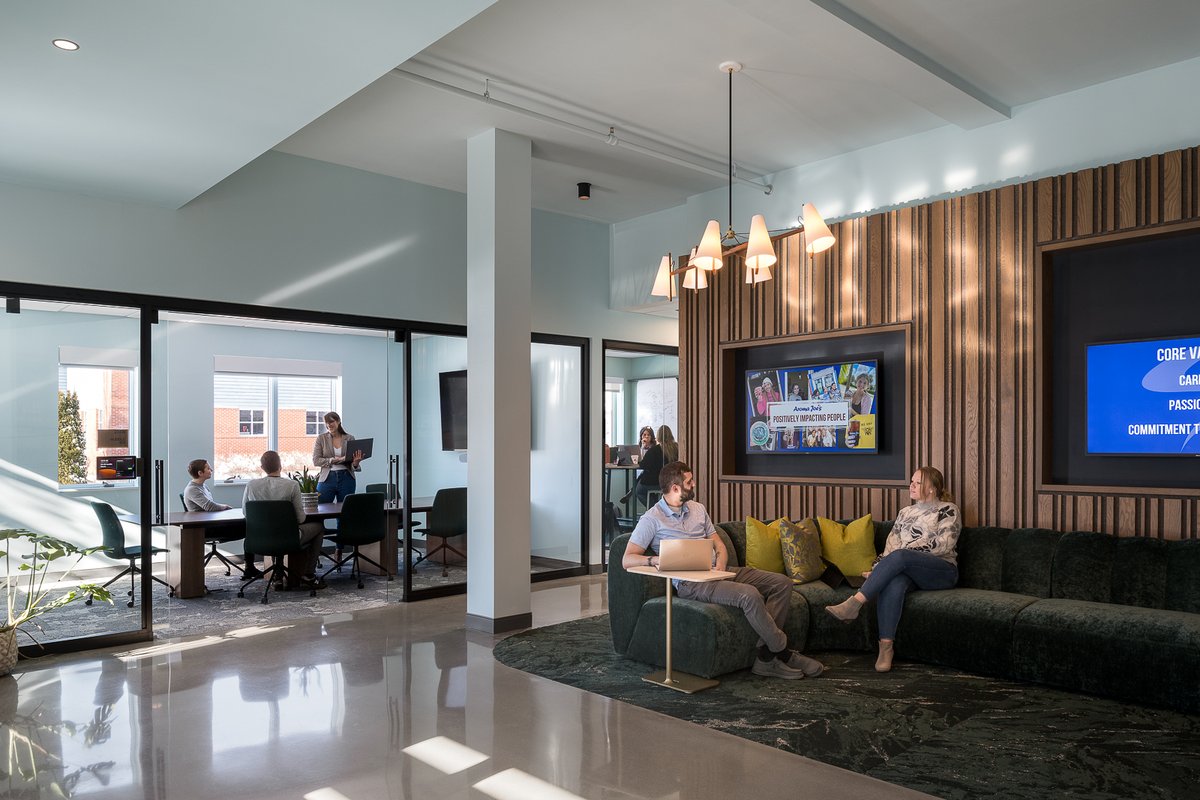 RedThreadSpaces's tweet image. #TransformationTuesday Spotlight: Aroma Joe’s Scarborough HQ ☕️

We&apos;re excited to share the relocation of Aroma Joe’s headquarters to 700 Technology Way in Scarborough! 🏢

📸: Ryan Bent Photography

#AromaJoesHQ #InnovationHub #WorkplaceDesign