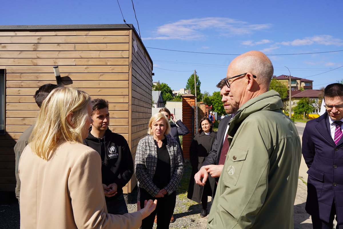 This week, Danish Minister @MortenDahlin 🇩🇰 joined UNHCR & @KarolinaBilling in Borodianka 🇺🇦 to meet people affected by the full-scale war and witness how this community, that was heavily destroyed in 2022, is rebuilding and reviving & UNHCR is helping to repair damaged homes.