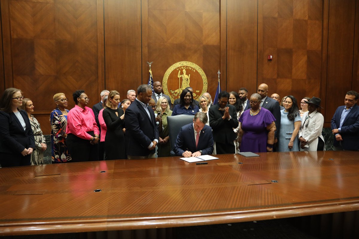 This is what progress looks like.

Today @VCUMassey leaders and community partners joined @GovernorVA as he signed into law HB 238 Health insurance; coverage for colorectal cancer screening. 

#cancer #colorectalcancer #cancerscreening