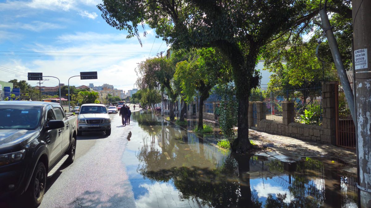 AGORA | Diversos pontos dos bairros Praia de Belas e Cidade Baixa ainda registram acúmulo de água nas ruas ou inundação como consequência da enchente do Guaíba, em Porto Alegre. 📷 @fernao_berthold