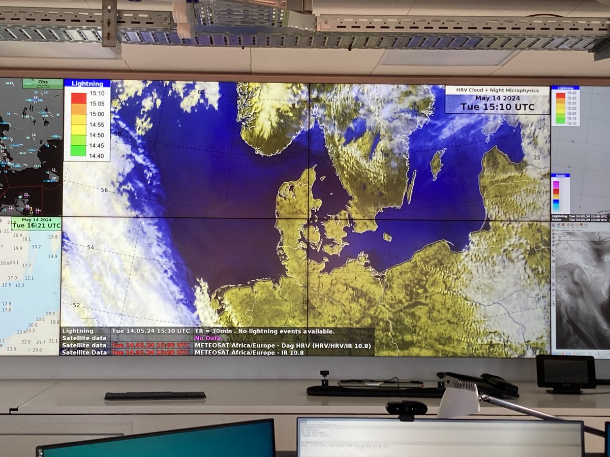 Storskærmen i vejrtjenesten på DMI siger alt, på en dag hvor Danmark ligger badet i sol ☀️ her set fra en satellit i ca. 36000 km højde. Billedet ændrer sig ikke meget de næste mange dage ☀️☀️☀️