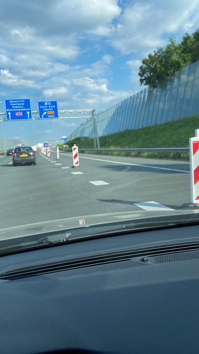 markgommans's tweet photo. Wat zien “ze” heej in godsnaam al ruum ‘n waek NEET aan ‘t doon..? “Onbekind werktype” @gemeentevenlo #a73 #venlozuid https://t.co/LgrxNsgGOV