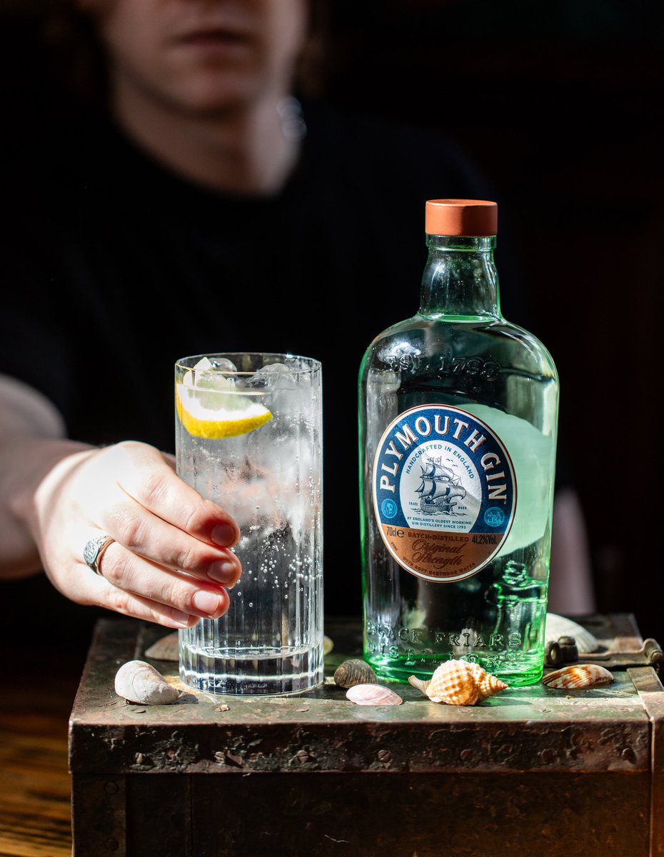 Pop in for that peppery, floral, tangy G&T that you are craving all day! 😉 

#plymouth #plymouthgin #youngs #youngspubs #hammeramith #brookgreen #brookgreenhotel #london