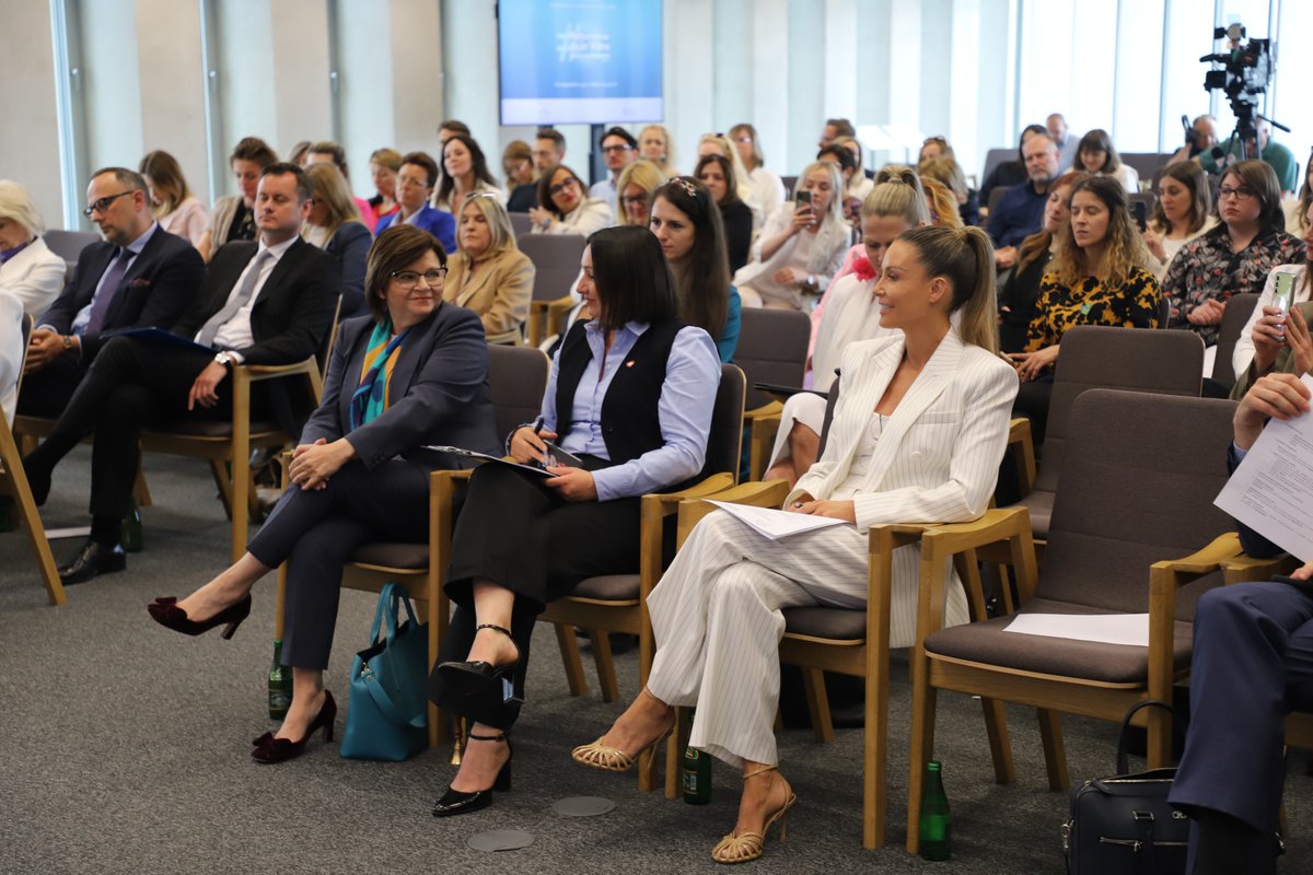 Minister Izabela @Leszczyna na konferencji #NaturalnieŻeInVitro w #SejmRP 💬 opracowaliśmy takie warunki programu in vitro, żeby po pierwsze, jak najszerzej dopuścić pary borykające się z niepłodnością, po drugie zapewnić też onkopłodność, na której nam tak bardzo zależało, po