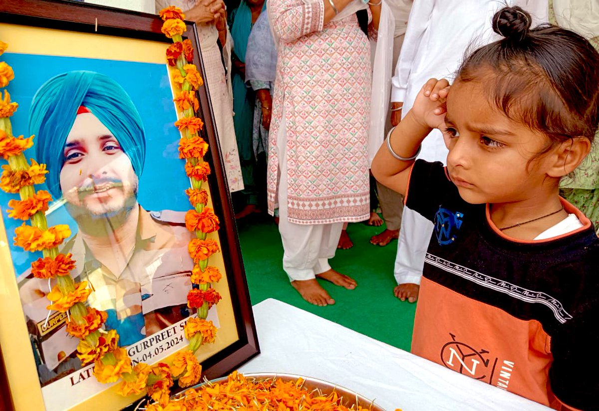 Two and a Half years Son SEHBAJ salutes his Papa one last time during “Antim Ardaas”. That’s the Price of our Freedom. His dad,

LANCE NAIK GURPREET SINGH
242 MED/19 RR 

hailing from Village Saranva in Gurdaspur, Punjab was immortalized in #Kashmir 11days ago.
#KnowYourHeroes
