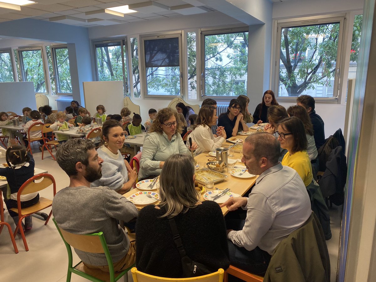 Retour à la cantine pour les parents de l’école maternelle 22 rue de Rochechouart à l’occasion d’un déjeuner portes ouvertes @dburkli