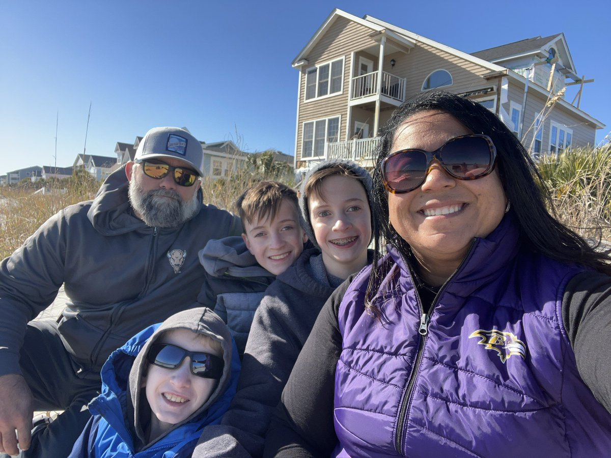 OneHandley tweet media