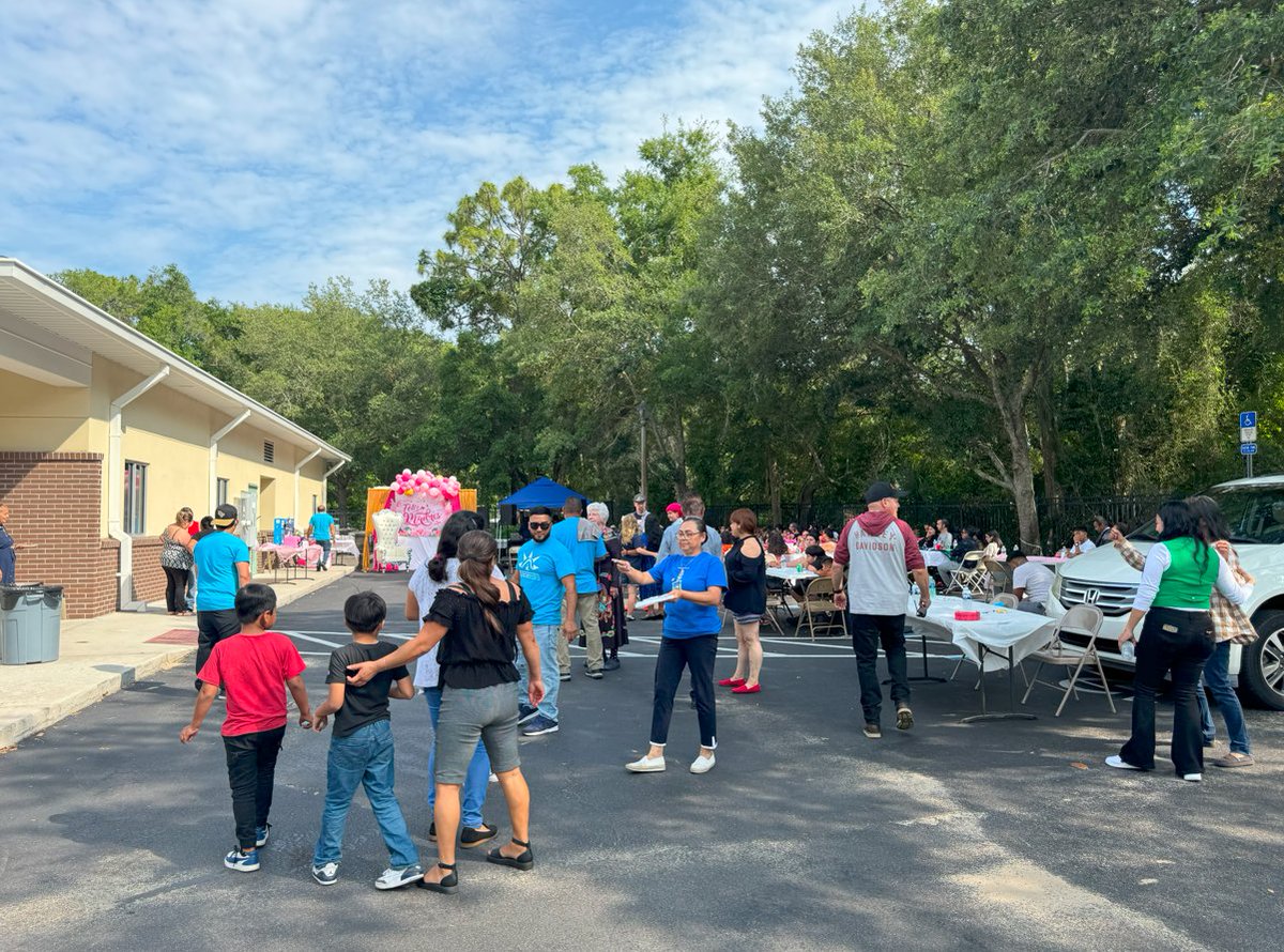 Celebración del día de las madres! What a great turn out from our celebration of mothers day at Apopka! We had delicious food and live music. Thank you to everyone who came out an celebrated the beautiful mothers with The farmworker association of Florida.