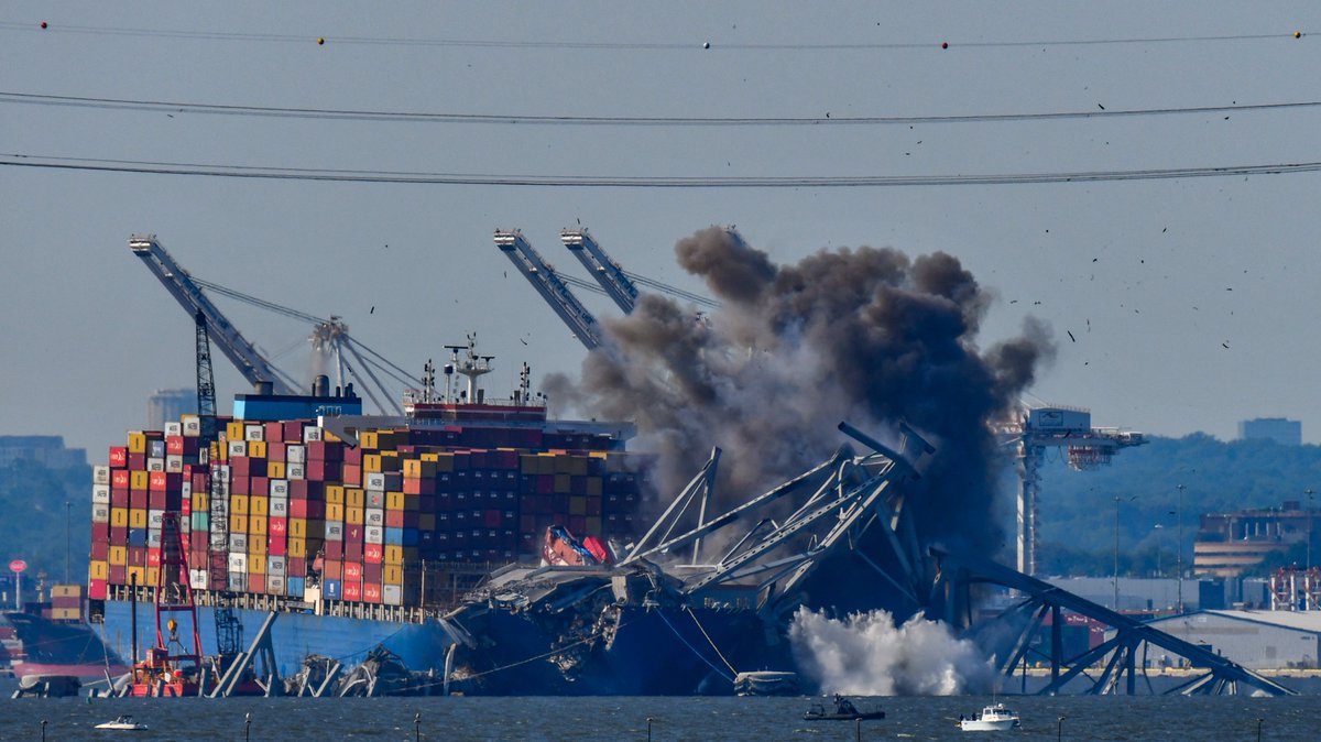 ByTheBayPhotos's tweet image. Yesterday, a controlled demolition was held at the Francis Scott Key Bridge to dismantle sections of the bridge leaning on the ship. In the photos you can see the flying debris and then the large splash as the bridge parts hit the Patapsco River.

#KeyBridge #KeyBridgeNews