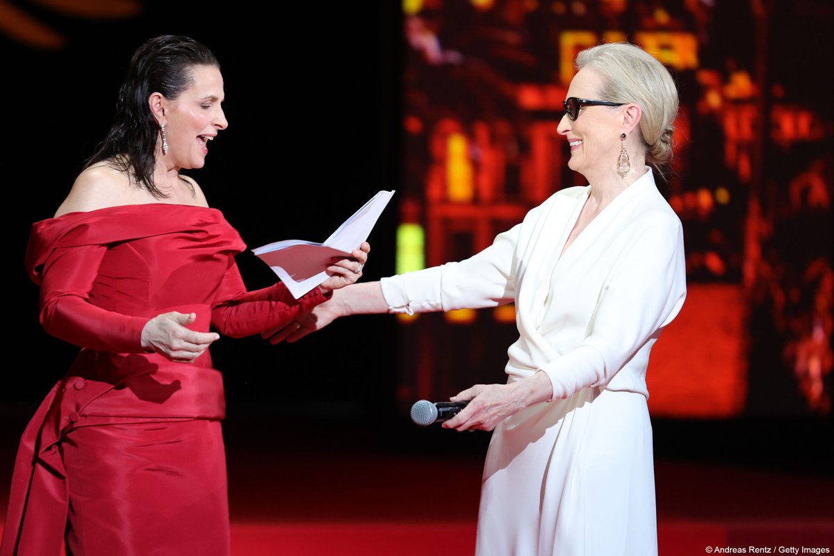 Name a more iconic duo 🤩 Juliette Binoche & Meryl Streep, Honorary Palme d'or #Cannes2024 Le duo iconique de la Cérémonie d'Ouverture #Cannes2024 🌟 Meryl Streep, Palme d'or d'honneur, remise des mains de Juliette Binoche #OpeningCeremony #Ouverture