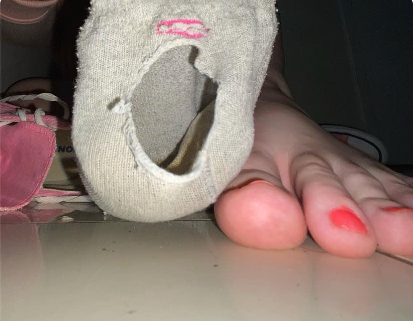 i caught two tiny worms trying to runaway from my smelly socks, that was a stupid idea cause now i'm gonna glue the both of them in my sweaty insoles, now the need to breakaway from my powerful scent will demand a little more effort!

#sizetwitter #giantess #feet #macrophilia