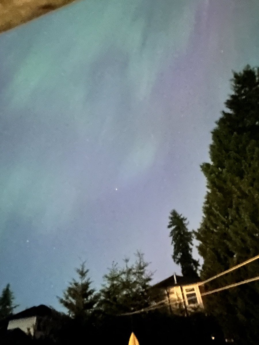 因為太陽風暴，在溫哥華隨便拍到的極光