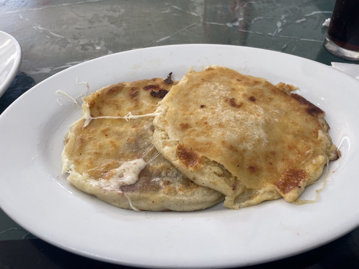 Pupusas and steamed yuca from Gonzalez Pupuseria y Restaurante is the order of the day! 🇸🇻💜
#aevlunchadventures #elsalvador #angeleyesvision #AEV #memphis #jackson #tupelo #eyeexam #glasses #eyecare #contacts #optometricphysician #eyedoctor  #healthcare #kingcarrotadventures