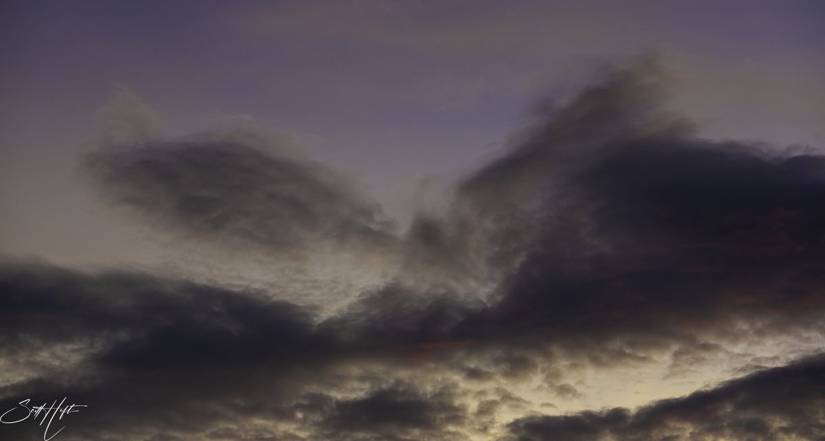 Captured a breathtaking moment today: an 'angel' in the clouds during sunset, bathed in magic light ✨ How many of you believe in such heavenly sightings? #AngelInTheClouds #SunsetMagic