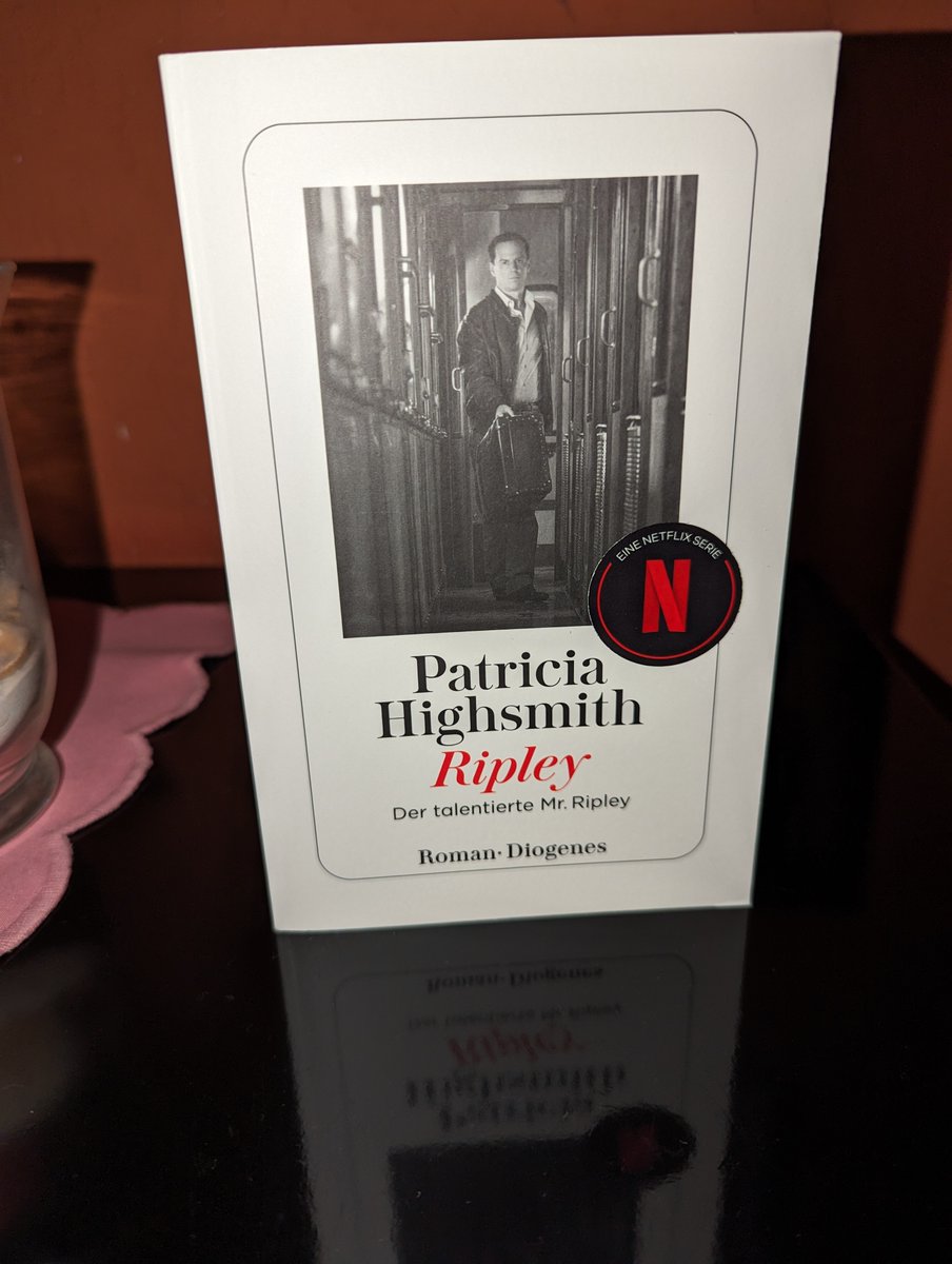 Am Ende konnte mir #Ripley nicht entkommen! In meiner Rezension bespreche ich den Roman von Patricia Highsmith zur gelungenen #Netflix - Adaption, die vorab schon zweimal als Kinofilm in der Vergangenheit umgesetzt wurde. Erschienen beim @diogenesverlag misteraufziehvogel.blogspot.com/2024/05/rezens…