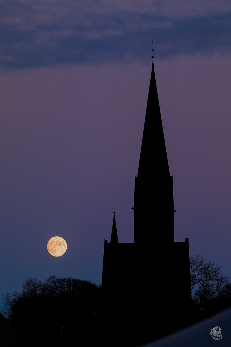 allavoro_de's tweet photo. Na, wer weiß es? Welche Kirche in welcher Stadt? Ich habe ein paar Tipps in den Hashtags versteckt...
#Hashtag1 #Hashtag2 #Flensburg #Hashtag3 #Hashtag4 #Hashtag5 #StJürgen #Vollmond #Istesbeieuchauchsowarm #nichmeinWetter https://t.co/9hcE4fLJ7f