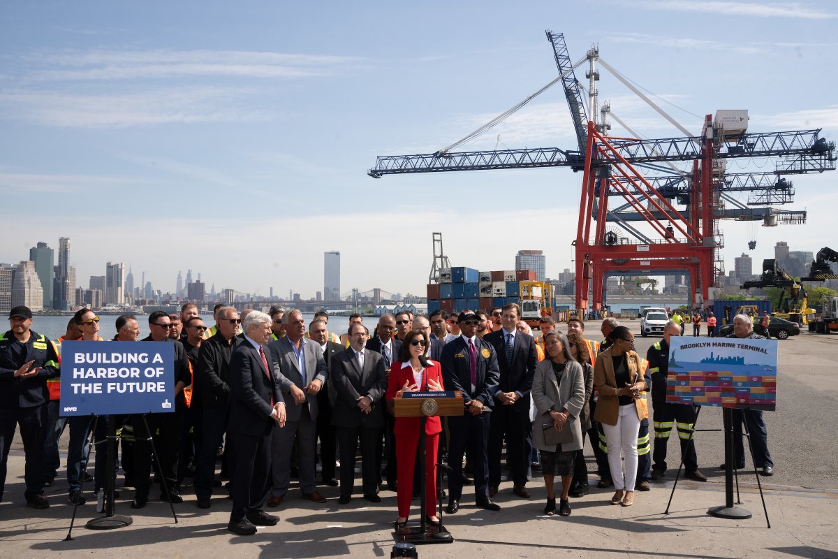 The tides are finally turning for New York’s waterfront. Proud to join @NYCMayor, the Port Authority and local leaders in Red Hook to celebrate a groundbreaking agreement to modernize our ports, invest in the community, and create good-paying jobs.