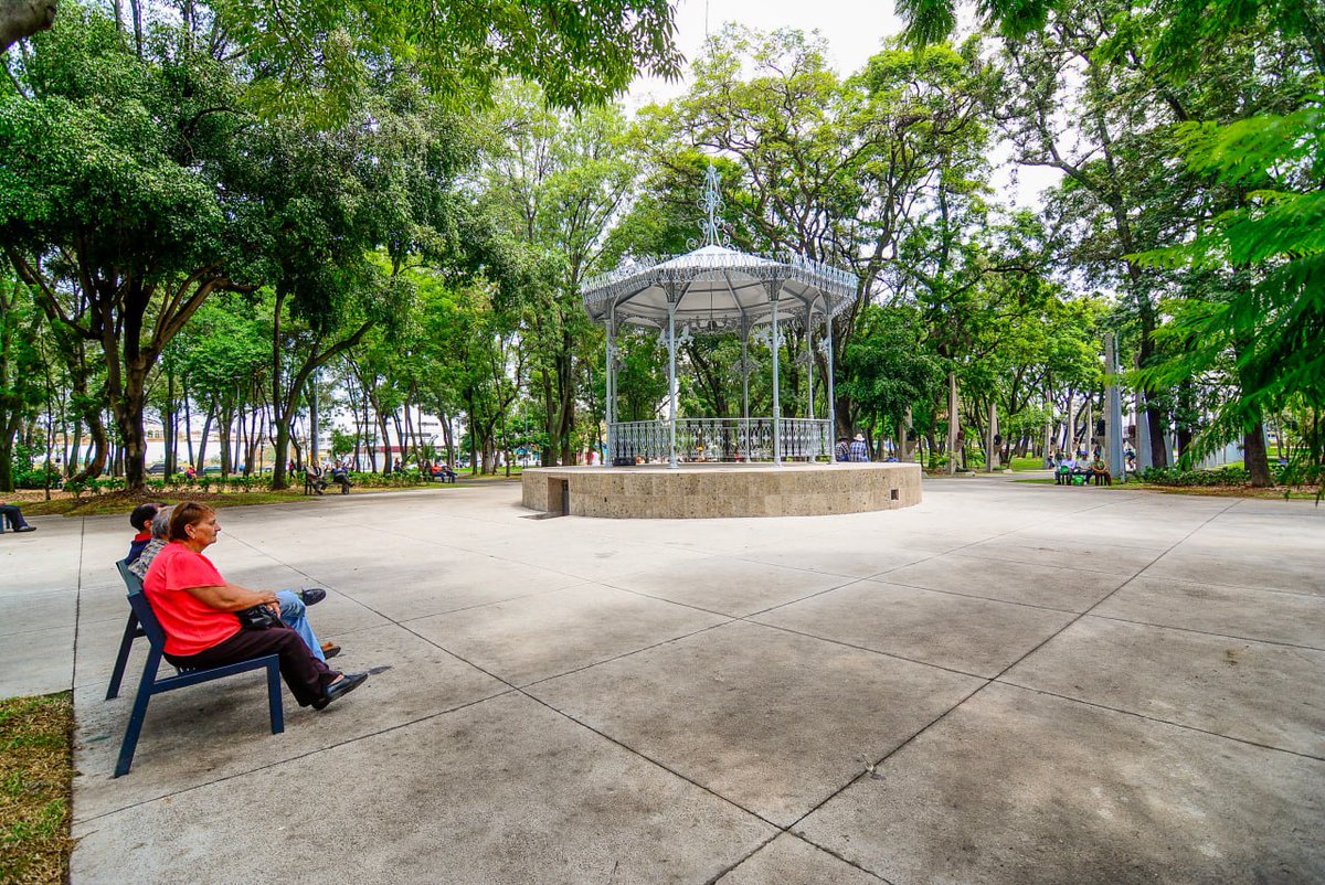 En antaño, el Parque Morelos era también un parque de álamos y tenía como vecino el río San Juan de Dios. Disfruta este espacio familiar con áreas verdes, bancos, kioscos, juegos y monumentos. ¡Te esperamos! 🌳⛲✨ #JaliscoEsMéxico