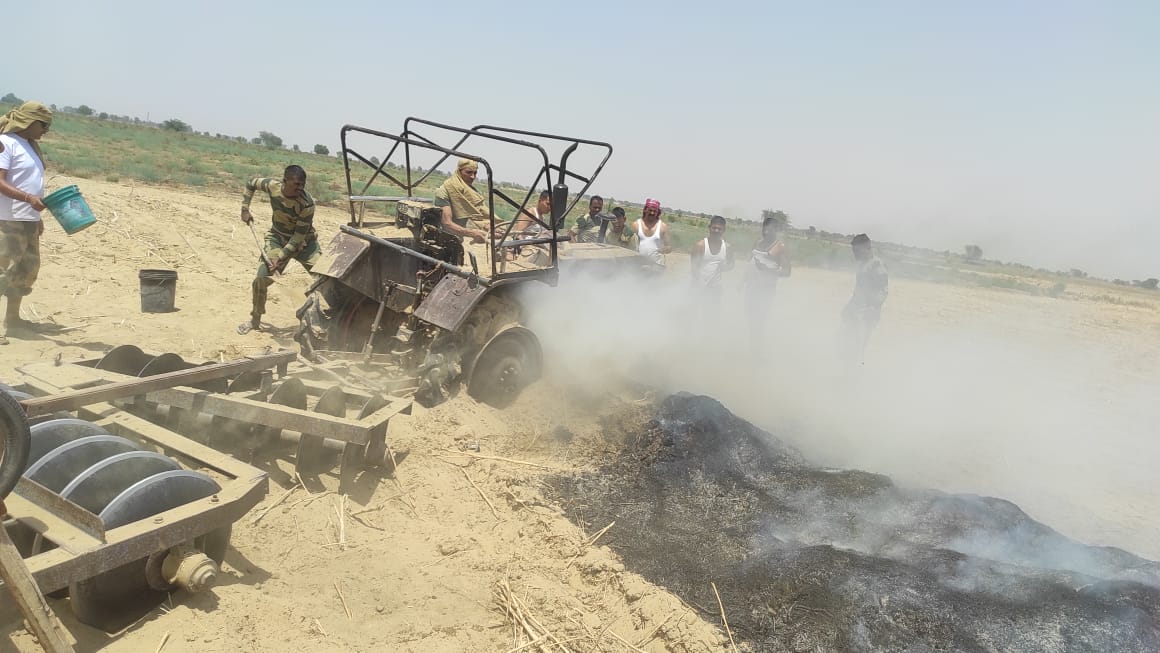 BSF_Rajasthan's tweet photo. #BSF SriGanganagar on 14 May 2024, provided assistance to douse a rapidly spreading fire and evacuating men and materials as fire broke out in a tractor used for ploughing in the Fields near Border out Post in #Srikaranpur area.

#FriendsOnBorder https://t.co/ZixQRz2svH