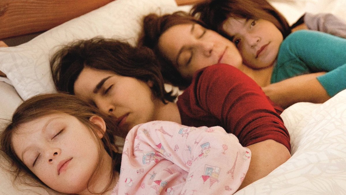 Desde el divorcio de sus padres, Sara y su hermana viven con su madre y la novia. Aunque para ellas la situación es normal, no todos piensan lo mismo. 'Rara' es una película dirigida por Pepa San Martín 👉 Disponible de en CINE.AR PLAY▶️ play.cine.ar/INCAA/producci…