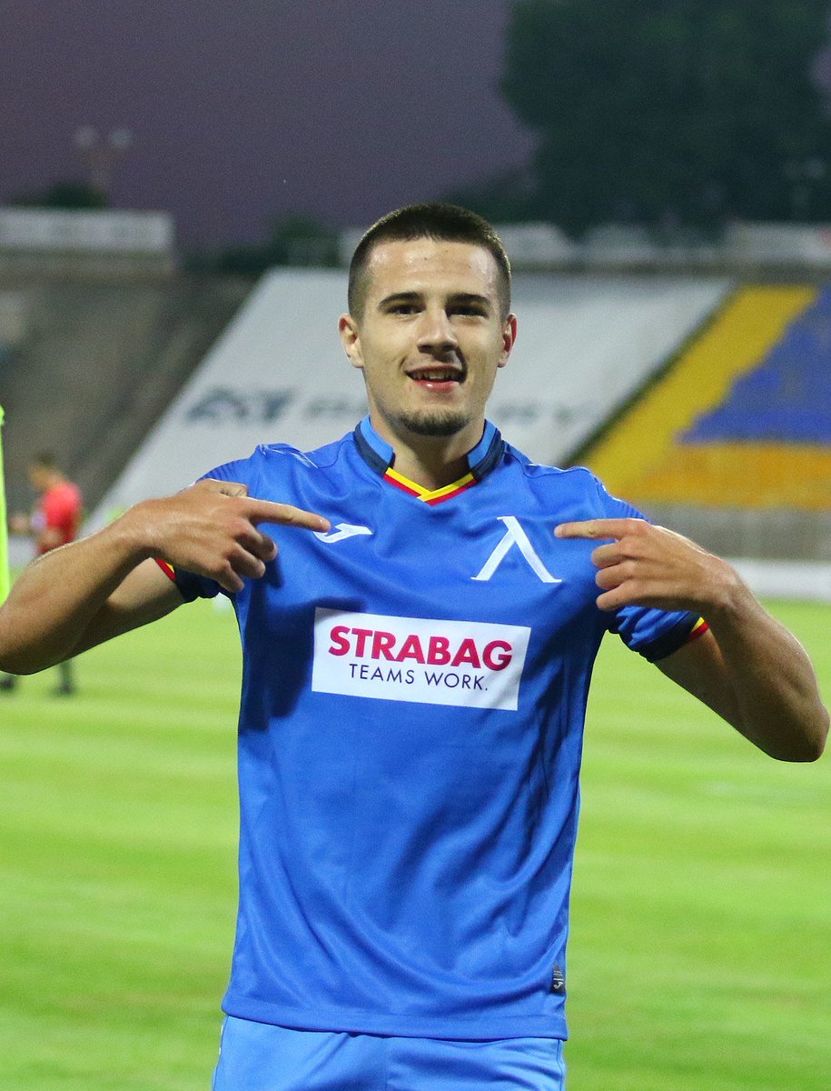 Marin Petkov Analizi(20)

Levski Sofia'da forma giyen 178 boyundaki sol ayaklı oyuncu sağ ve sol kanat bölgelerinde forma giyebiliyor. 28 maçta 7 gol 4 asistle dün analizini yazdığım El Jemili ile beraber takımının en büyük hücum tehditlerinden biri.

Petkov'un son vuruşlarda