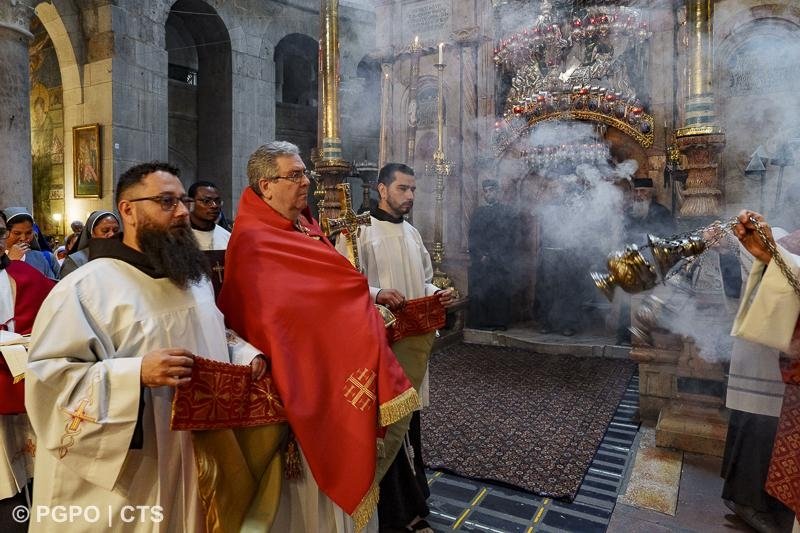 custodiaTS's tweet photo. The friars of the Custody of the #HolyLand celebrated the feast-day of the #Finding of the True #Cross (#Inventio #Crucis) on 13 and 14 May in the Basilica of the #HolySepulchre in #Jerusalem
👉https://t.co/oqOhkoWMO4 https://t.co/4DetdfqAdL