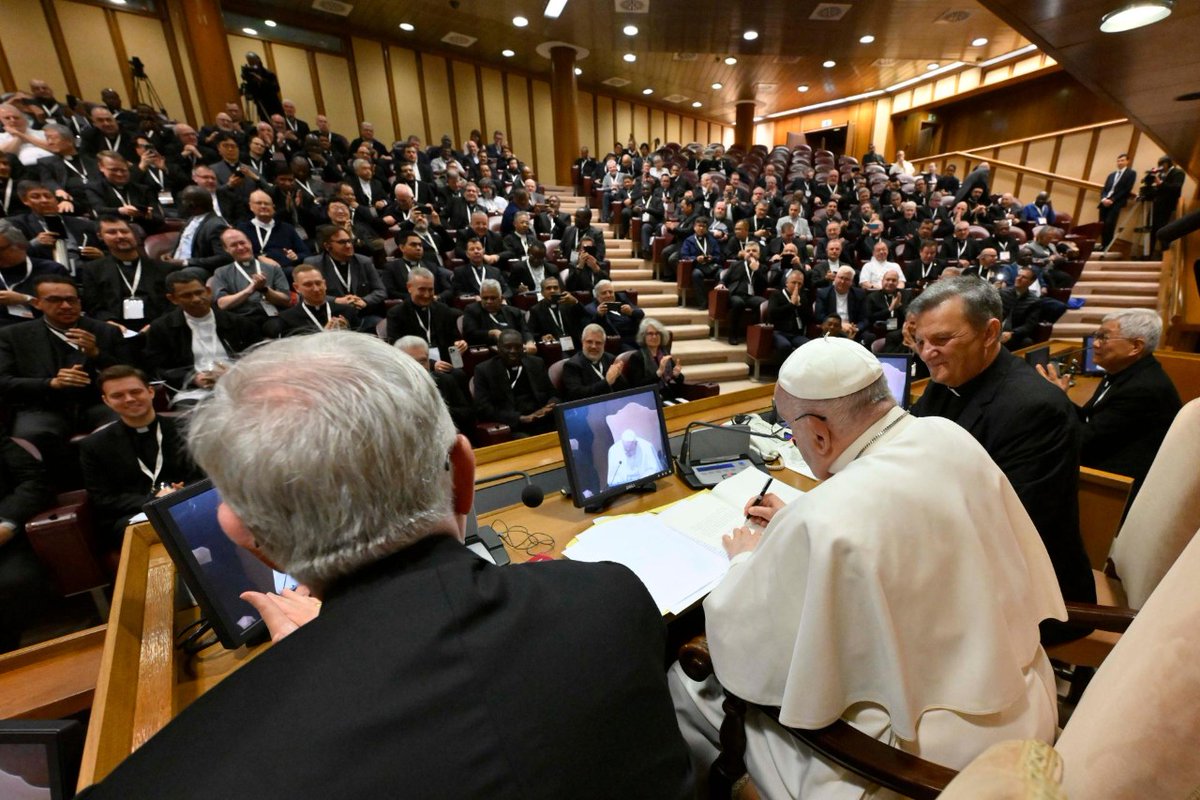 'Debemos hacer más si queremos incorporar a más sacerdotes al dinamismo sinodal. Os pido hoy que os hagáis misioneros de la sinodalidad con vuestros hermanos párrocos' Mandato de #PapaFrancisco a los párrocos reunidos en Roma Texto completo aquí ➡ goo.su/lqvvJ