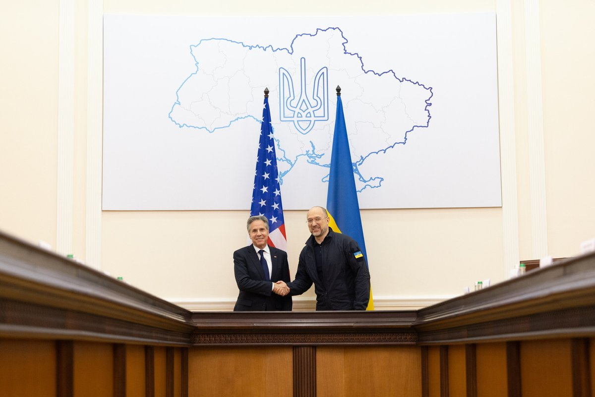 .@SecBlinken: Во время моего визита в Украину мы с Премьер-министром @Denys_Shmyhal обсудили усилия по поддержке обороны, восстановления и реконструкции страны. Соединенные Штаты привержены поддержке демократического и процветающего будущего Украины.