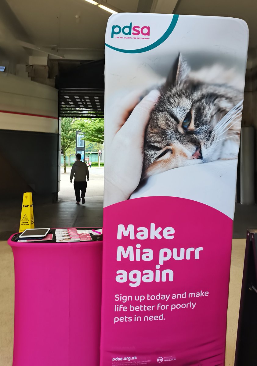Shout-out to the @PDSA_HQ volunteer at Swansea Station, raising awareness (while battling draft from the doorway!) about the charity's role in supporting animals + those who need financial support to do so - esp. vital in a cost-of-living crisis. Solidarity from us all @LlysNini