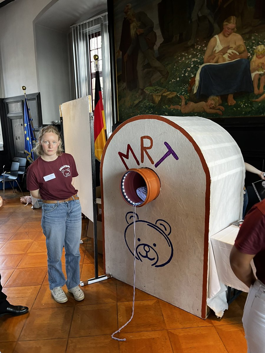 #Teddyklinik für 4 Tage zu Gast im Marburger Rathaus: @DeutschePostDHL unterstützt ehrenamtliches Projekt von rd. 200 Medizin- und Pharmazie-Student:innen, um Vorschulkindern spielerisch Ängste vor Arzt- oder Klinikbesuch zu nehmen. Die angehenden Mediziner:innen des #UKGM…(1/2)